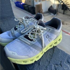 Women’s Size 9 OnCloud Sneakers